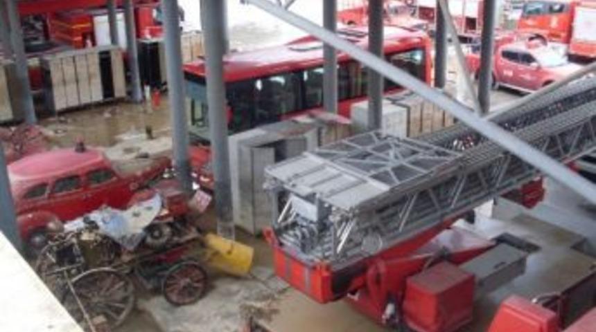 Ekipmanları B&uuml;y&uuml;k Zarar G&ouml;ren İzmir İtfaiye Ekibi Yaralarını Sarmaya &Ccedil;alışıyor