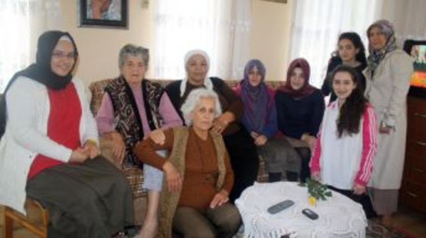 Bur&ccedil; &Uuml;&ccedil;g&uuml;l Lisesi &Ouml;ğrencileri Huzurevini Ziyaret Etti