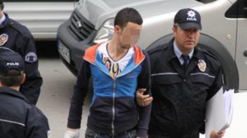 Park Halindeki Ara&ccedil;ların Dikiz Aynalarını Kırdılar