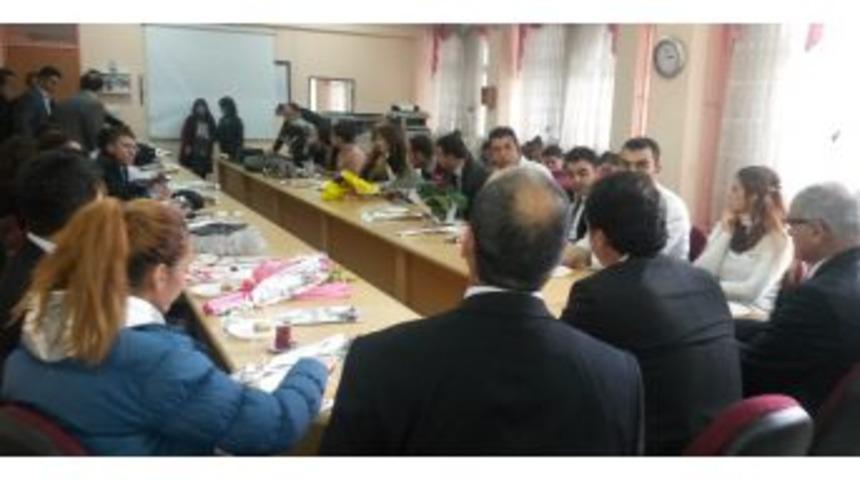 Öğretmenlere Gül Dağıtıldı, Tatlı Ikram Edildi