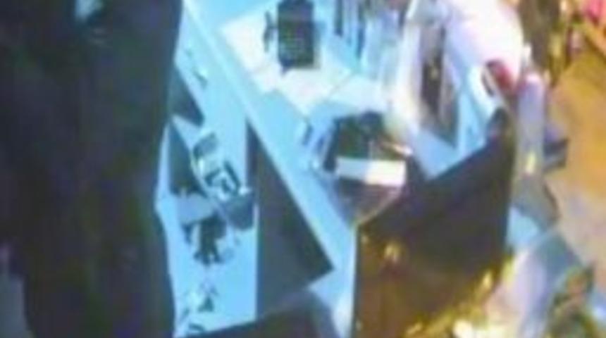 Hırsızların Rahatı Görenleri Şaşırttı, Dinlene Dinlene Marketi Soydular