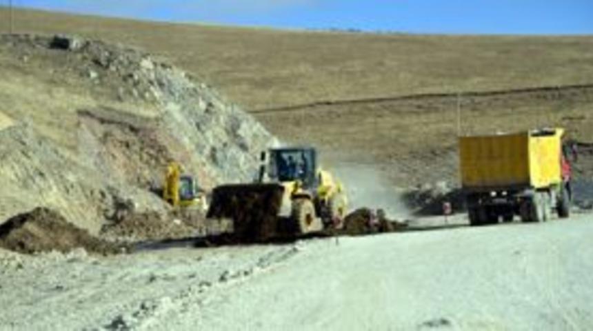 Posof yoluna toprak d&ouml;k&uuml;l&uuml;yor!