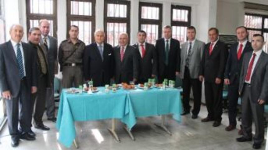 Ziraat Bankası Sel&ccedil;uk Şubesi, 150.kuruluş Yıld&ouml;n&uuml;m&uuml;n&uuml; M&uuml;şterileri İle Birlikte Kutladı