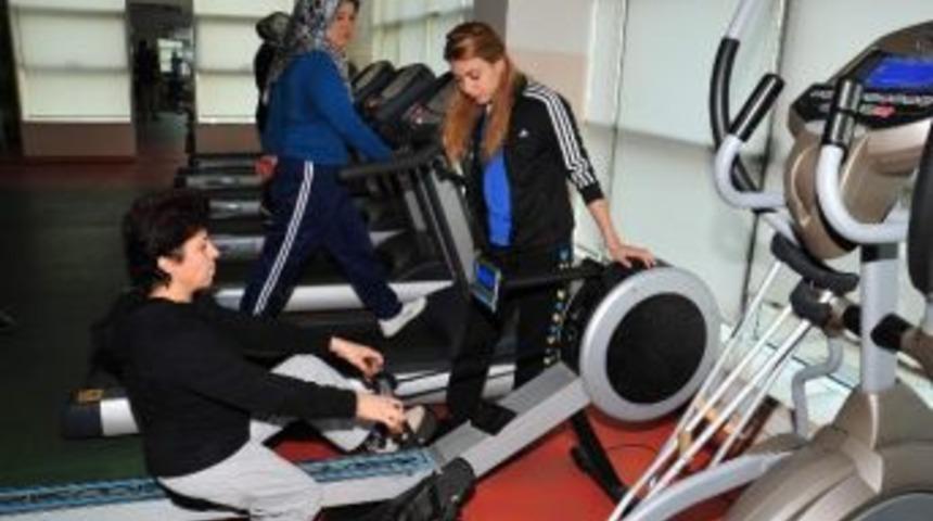 Şahinbey Belediyesi Spor Salonunda D&uuml;zenli Spor Yaparak 40 Kilo Verdi