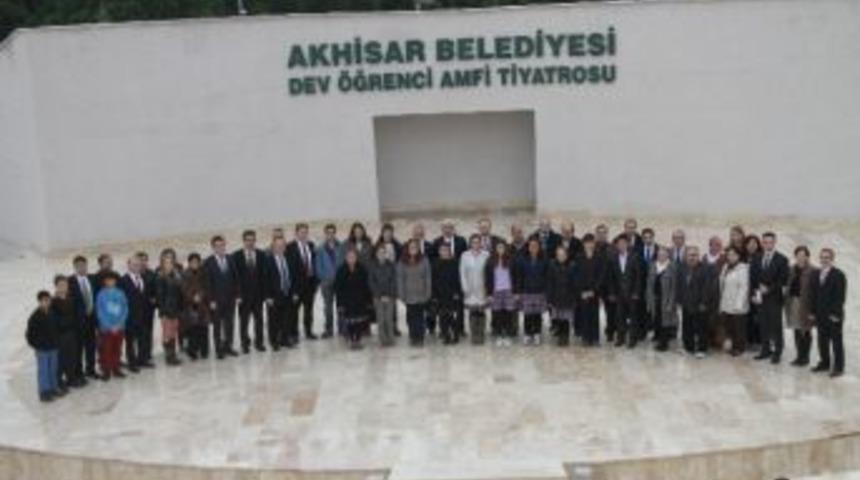 Akhisarlı Dev &Ouml;ğrenciler Amfi Tiyatro A&ccedil;tı