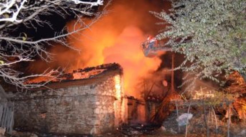 Yazlık Evde &Ccedil;ıkan Yangın Bir Evi K&uuml;le &Ccedil;evirdi