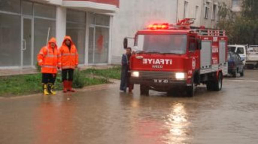 Edremit'te Sağanak Yağmur Sokakları G&ouml;le D&ouml;nd&uuml;rd&uuml;