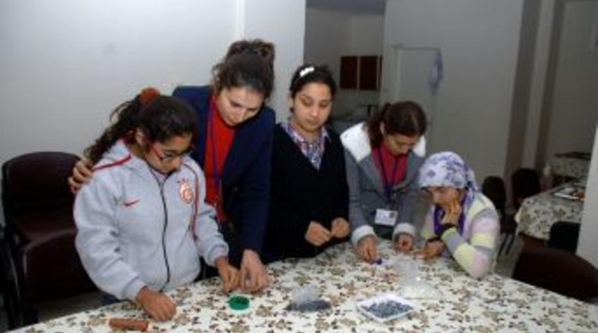 Erzinli Kadınlar, Engelli &Ouml;ğrencileri Meslek Sahibi Yapıyor.