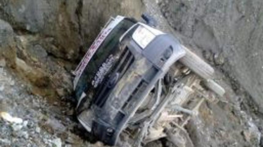 Minib&uuml;s U&ccedil;uruma Yuvarlandı: 3 Yaralı