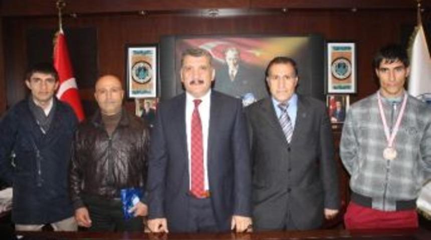 Başkan G&uuml;rkan, Başarılı Sporcuları Tebrik Etti
