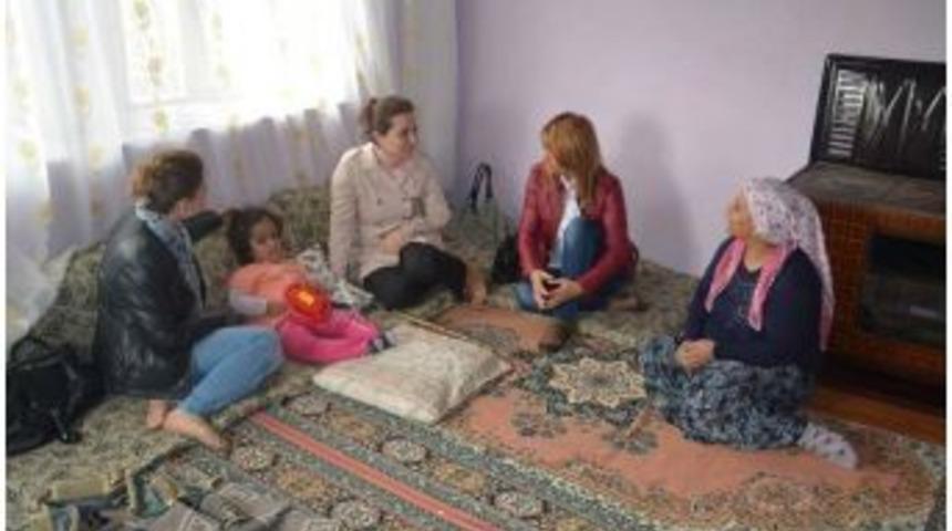 Kaymakam Eşi Yoksul Vatandaşları Ziyaret Etti