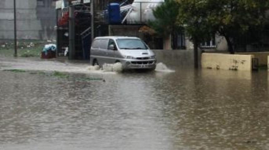 Edremit&rsquo;te Sağanak, Etkisini S&uuml;rd&uuml;r&uuml;yor