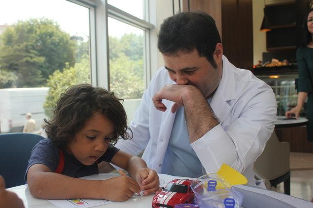 Amerikalı baba acil ameliyata girdi, çocuklarına Türk doktor sahip çıktı