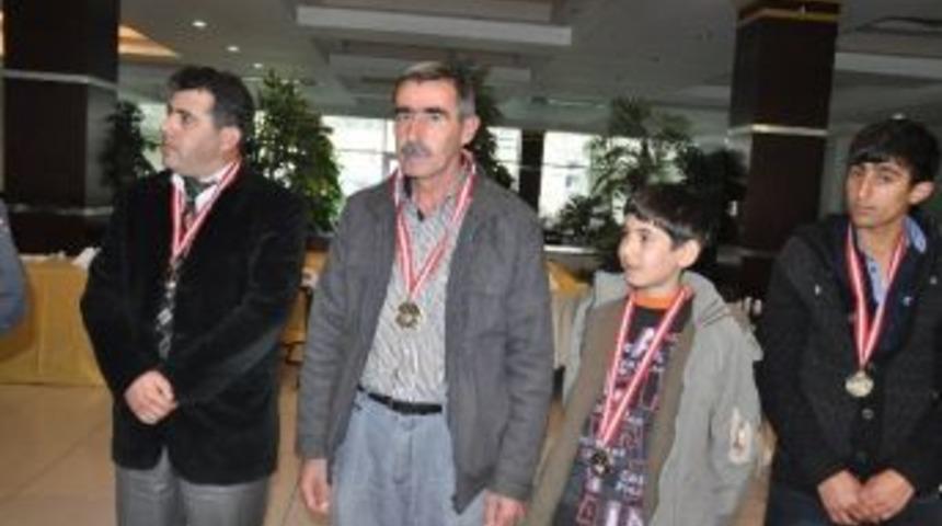 Spor Dallarında Dereceye Girenler &Ouml;d&uuml;llerini Aldı