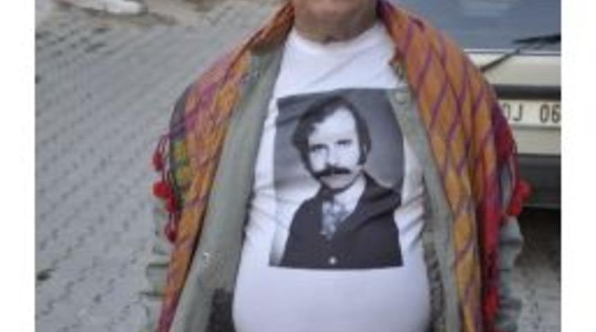 Gen&ccedil;lik Fotoğrafını Tiş&ouml;rt&uuml;nde Taşıyor