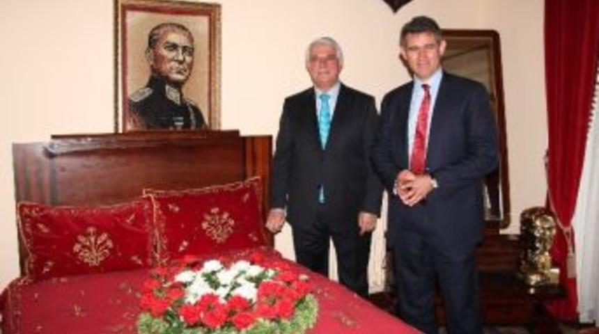 Feyzioğlu, Belediye Binasının Mimarisine Hayran Kaldı