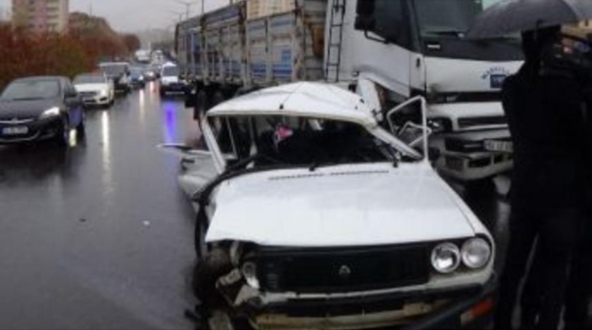 Uşak&rsquo;ta Yağmur Yağışı Kazaları Beraberinde Getirdi; 6 Yaralı