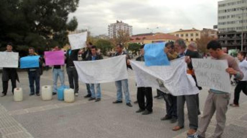 Su Sıkıntısı &Ccedil;eken K&ouml;yl&uuml;ler Eylem Yaptı