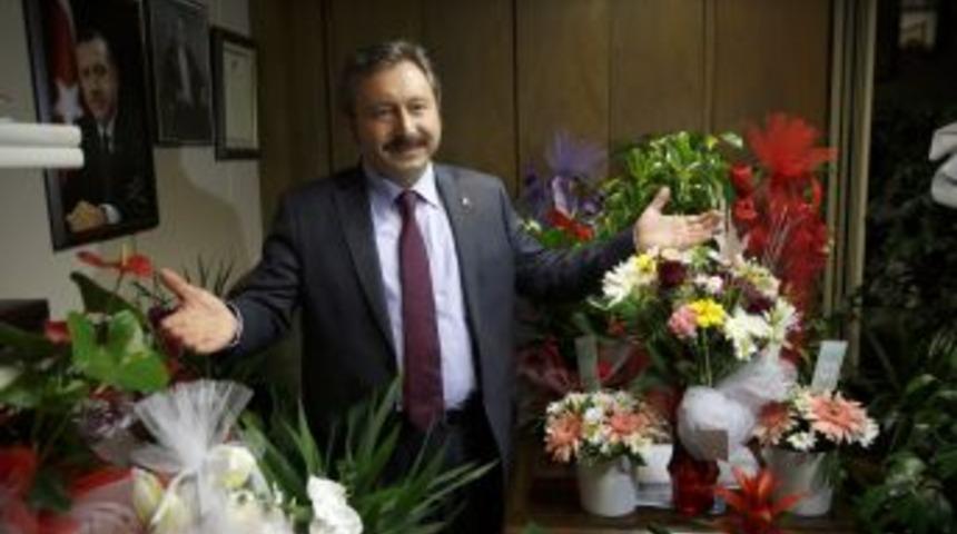 Partiden Ihracı Istenen İdris Bal&rsquo;a &Ccedil;i&ccedil;ek Yağmuru