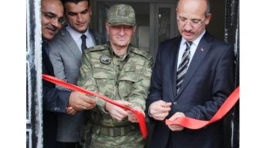 Kışlada Yapılan Spor Salonunun A&ccedil;ılışını Vali Kırtıl Yaptı