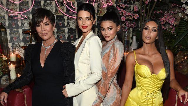 Kris Jenner (solda) ve kızları