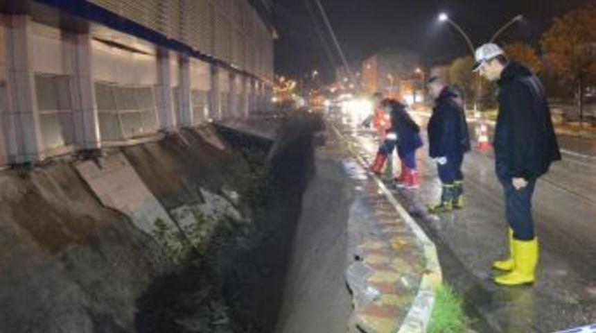 Avm&rsquo;nin İstinat Duvarı Aşırı Yağış Nedeniyle &Ccedil;&ouml;kt&uuml;