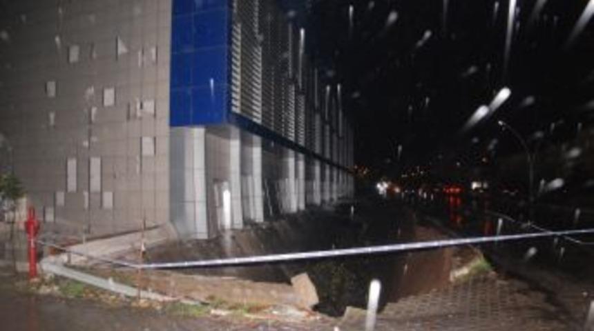 Şiddetli Yağmur Sonrası AVM'nin Istinat Duvarı &Ccedil;&ouml;kt&uuml;