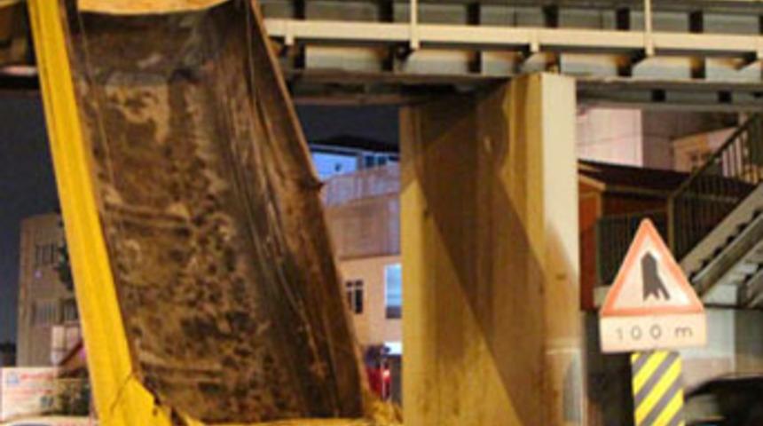 TIR'ın damperi k&ouml;pr&uuml;de asılı kaldı