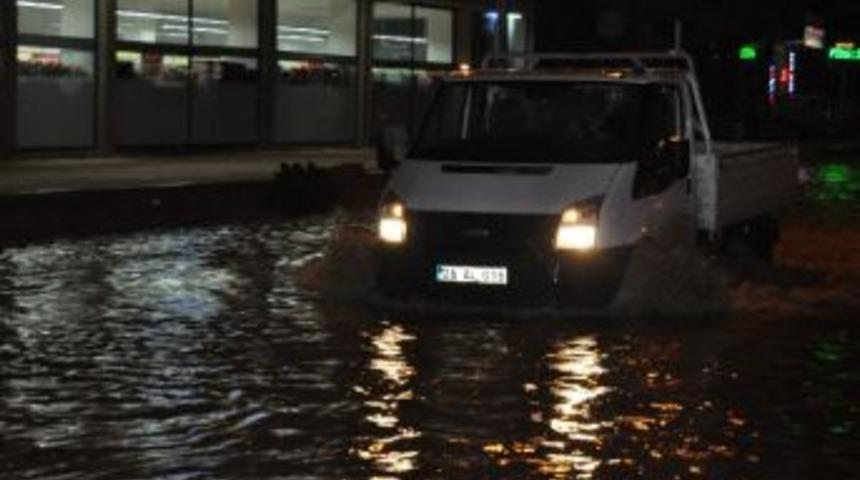 Eskişehir&rsquo;de Sağanak Yağış S&uuml;r&uuml;c&uuml;lere Zor Anlar Yaşattı