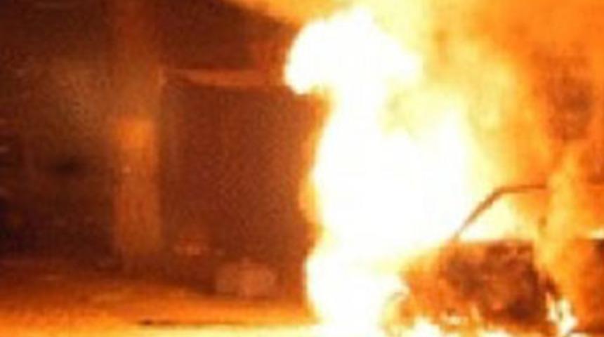 Yanan otomobilden ceset çıktı