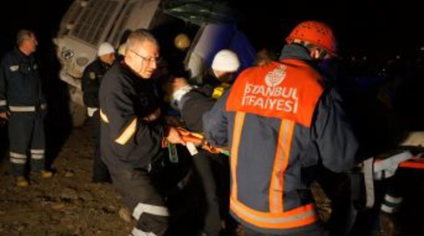 Virajı Alamayan TIR Takla Attı, Sıkışan S&uuml;r&uuml;c&uuml; Kurtarıldı