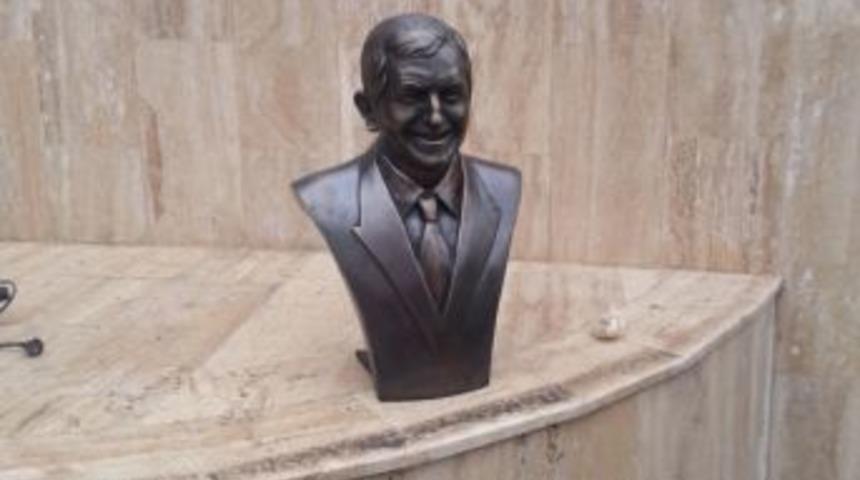 G&ouml;revdeyken b&uuml;st&uuml;n&uuml; dikti!..