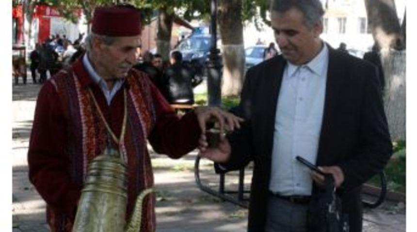 (&ouml;zel Haber) Ekmeğini Menengi&ccedil;ten &Ccedil;ıkartıyor