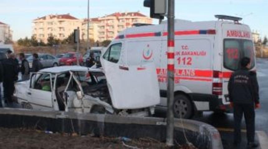 Ankara&rsquo;da İki Otomobil &Ccedil;arpıştı: 6 Yaralı