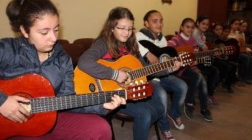 Gitar Kursları Her Yaş Grubunda İlgi Görüyor