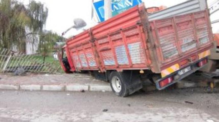 Kamyonlar &Ccedil;arpıştı 3 Yaralı