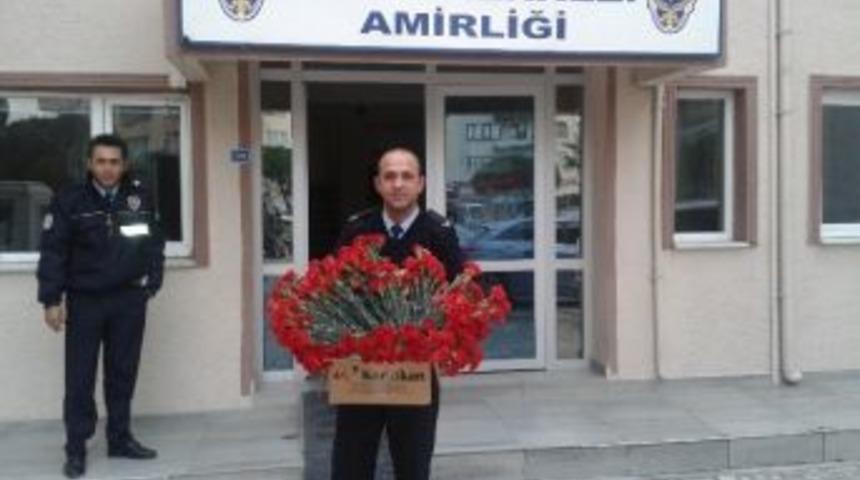 Emniyetten &Ouml;ğretmenlere &Ccedil;i&ccedil;ek