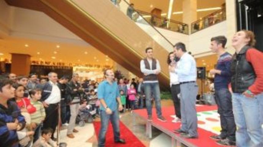 Gen&ccedil;ler, &lsquo;jenga Ve Twister&rsquo; İle Eğlendi