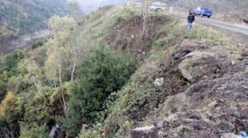 Kadın S&uuml;r&uuml;c&uuml; U&ccedil;uruma Yuvarlandı: 1 Yaralı