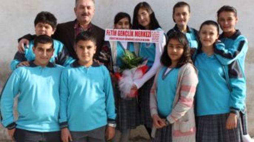 &Ouml;ğrenciler Emekli &Ouml;ğretmenleri Ziyaret Etti