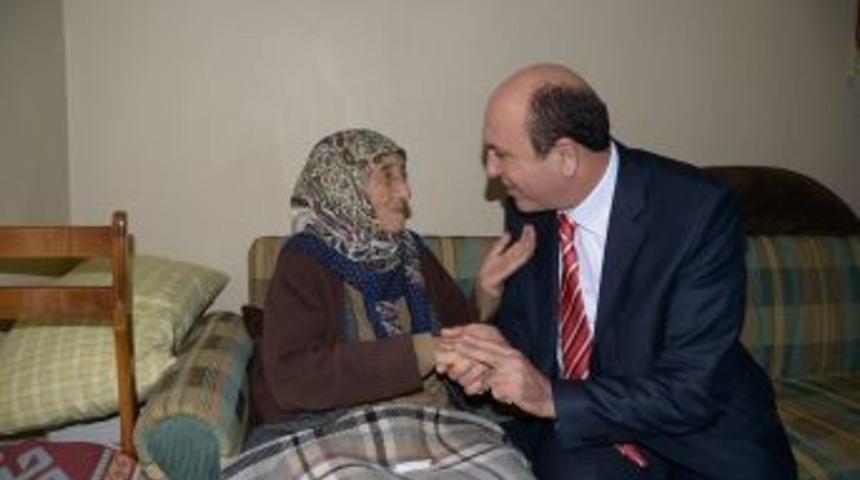 Balıkesir Belediyesi Tahsilat I&ccedil;in Yaşlı Vatandaşın Ayağına Gidiyor