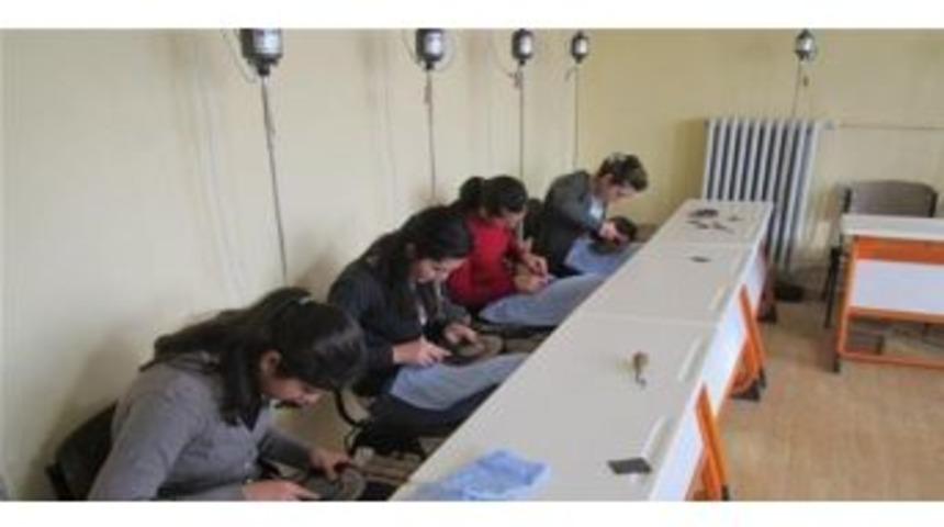 Arpa&ccedil;ay&rsquo;da Kadınlara Y&ouml;nelik Bakır İşlemeciliği Kursu A&ccedil;ıldı