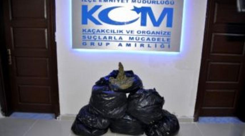 Polisten Ka&ccedil;an S&uuml;r&uuml;c&uuml; Kaza Yaptı; Ara&ccedil;ta 30 Kilo Esrar Ele Ge&ccedil;irildi