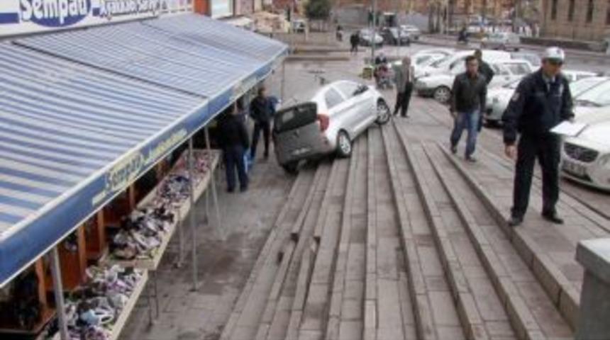 Fren Yerine Gaza Basınca Merdivenlerden İndi