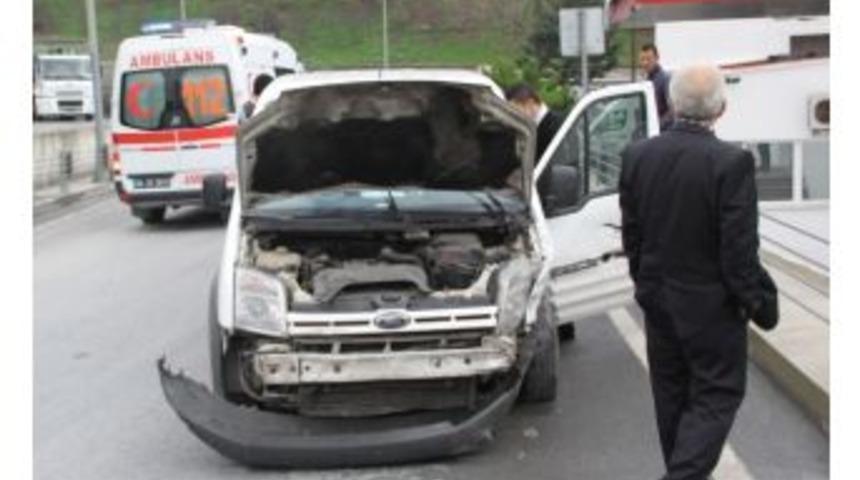 Bariyerlere &Ccedil;arpan S&uuml;r&uuml;c&uuml; Ara&ccedil; İ&ccedil;erisinde Sıkıştı