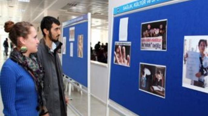 Km&uuml;&rsquo;de Kadına Şiddet Konulu Fotoğraf Sergisi