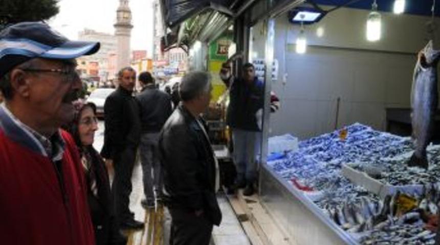 Karadeniz'de Hamsinin Azalması Fiyatları Y&uuml;kseltti