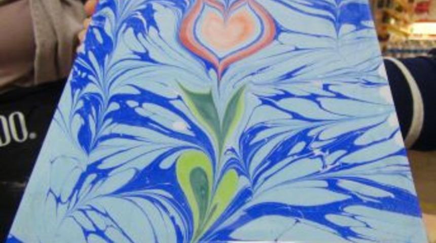 Alanyalı Usta, &Ccedil;ini &Uuml;zerine Ebru Yapıyor