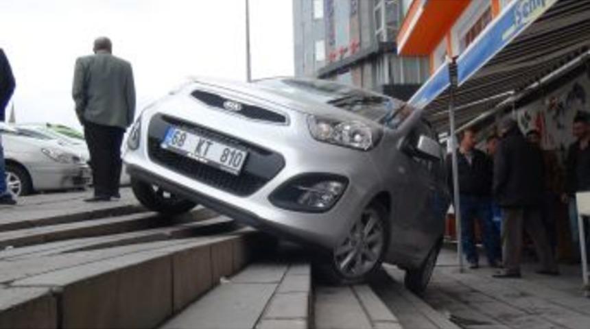 Aksaray’da Sürücü Fren Yerine Gaza Basınca, 3 Metrelik Merdivenden Düştü