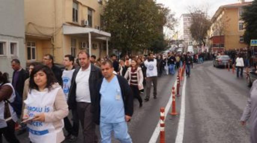 Sağlıkçılar ‘performans’ Için Yürüdü